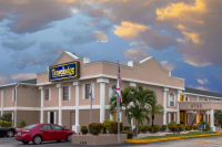  Vacation Hub International | Travelodge by Wyndham Fort Myers Main