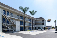  Vacation Hub International | Motel 6 Anaheim - Fullerton East Main