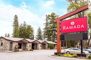  Vacation Hub International | Ramada by Wyndham Ottawa On The Rideau Main