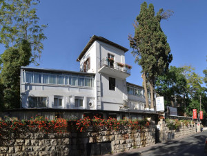  Vacation Hub International | The Colony Hotel Main