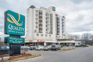  Vacation Hub International | Quality Suites Oakville Main