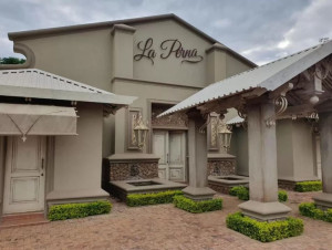  Vacation Hub International | La-Perna Guesthouse and Venue Main