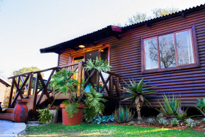  Vacation Hub International | The Cabin at Mulberry Place- Mulberry House Main