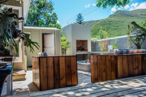  Vacation Hub International | Seven on Flora Main