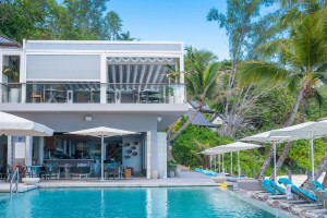  Vacation Hub International | Carana Beach Resort Main