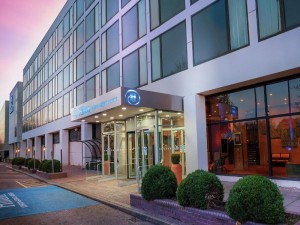  Vacation Hub International | Hilton London Gatwick Airport Main