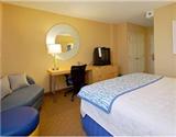  Vacation Hub International | La Quinta Inn & Suites LAX Room