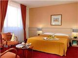  Vacation Hub International | Holiday Inn Prado Marseille  Room