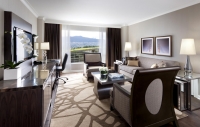  Vacation Hub International | Fairmont Waterfront Hotel Room