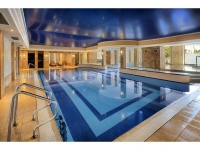  Vacation Hub International | The Royal Hotel and Merrill Leisure Club Room