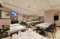  Vacation Hub International | Hotel Trafalgar Room