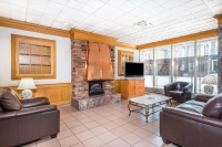  Vacation Hub International | Howard Johnson Hotel Toronto Yorkville Room