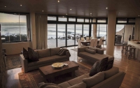  Vacation Hub International | Dolphin Sunrise Luxury Guesthouse Room