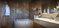  Vacation Hub International | Hotel Aristol Room