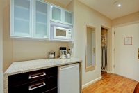  Vacation Hub International | Red Lion Inn & Suites Victoria Room