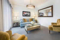  Vacation Hub International | Luxe Rodeo Drive Hotel Room
