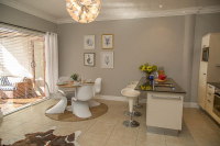  Vacation Hub International | Sunshine Letting Self Catering Apartments Room