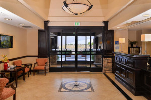  Vacation Hub International | Holiday Inn Express and Suites Lincoln Roseville Room