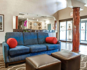  Vacation Hub International | Comfort Suites Lombard Room