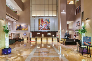  Vacation Hub International | Royal Plaza Hotel Room