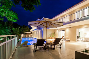  Vacation Hub International | Luxury Seaside Homes- Palmtree House Room