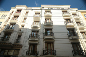  Vacation Hub International | Black Pearl Hotel Room