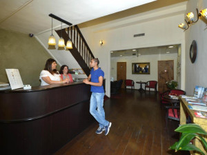  Vacation Hub International | The Colony Hotel Room