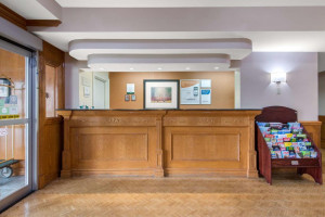  Vacation Hub International | Quality Inn & Suites Oakville Room