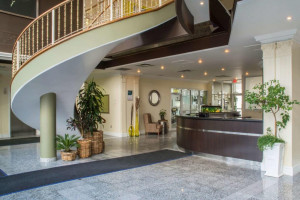  Vacation Hub International | Quality Suites Oakville Room