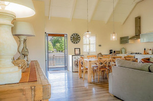  Vacation Hub International | The Loft on Harrison Green Room