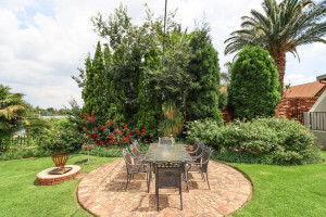  Vacation Hub International | The Lakehouse Guest House Room