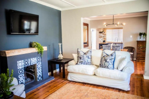  Vacation Hub International | Seven on Flora Room