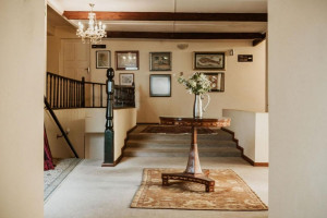  Vacation Hub International | The Historic Pig and Whistle Inn Room