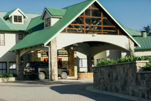  Vacation Hub International | Swallow Cliff Hall Room