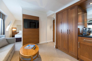  Vacation Hub International | Thistle Piccadilly  Hotel Room