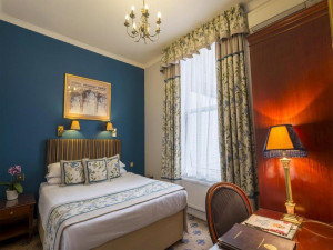  Vacation Hub International | London Lodge Hotel Room