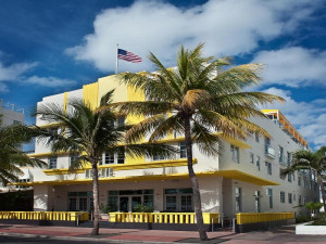  Vacation Hub International | Leslie Hotel Ocean Drive Room