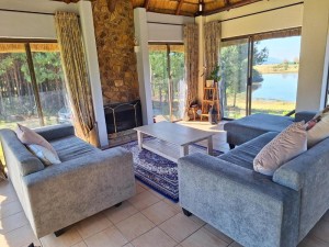  Vacation Hub International | Lakeview Cottage, Curry's Post - SOLAR POWERED Room